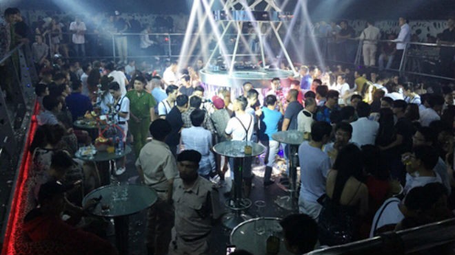 Cảnh sát đột kích quán bar, 200 dân chơi Sài Gòn nháo nhào Bên trong bar Canalis. Ảnh: Quốc Thắng.