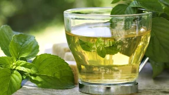 4 tác hại nguy hiểm của trà xanh đối với bà bầu Trà xanh là thức uống có lợi cho sức khỏe, nhưng phụ nữ mang thai cần lưu ý không nên tiêu thụ quá 2 ly mỗi ngày. Ảnh: The Health Site