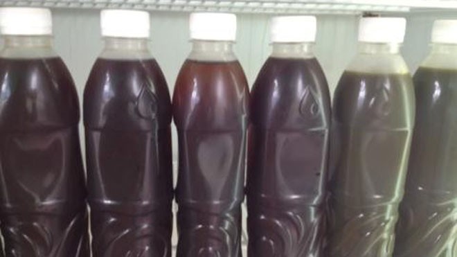 Sâm lạnh được làm từ nước lã và đường hóa học Chỉ cần hương liệu và đường hóa học là ra nước sâm hảo hạng.