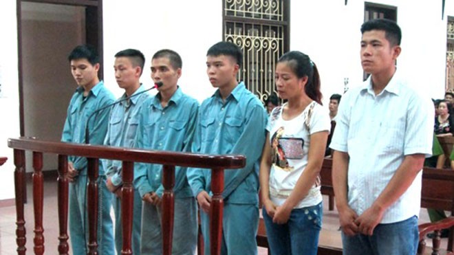 Người đàn bà quỵt tiền rủ đàn em tới đâm chết chủ nợ Bị cáo Yến cùng 5 người liên quan. Ảnh: Giang Chinh