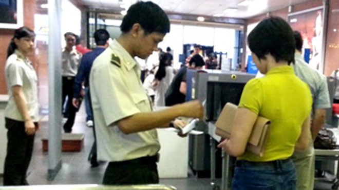 Phát hiện nữ hành khách dùng giấy tờ giả lên máy bay Nhiều trường hợp bị phát hiện dùng giấy tờ giả để đi máy bay (ảnh minh họa)