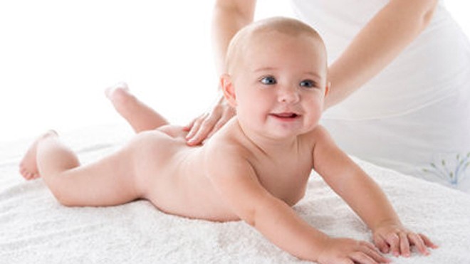 Mẹo chữa nấc cụt hiệu quả tức thì cho bé Massage lưng trong lúc chơi với bé cũng là một cách đơn giản để chữa nấc cụt