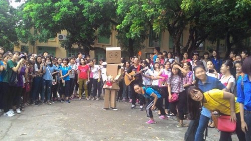 ‘Chui’ vào hộp cát tông để tỏ tình ở ĐH Thương Mại Màn tỏ tình gây xôn xao ĐH Thương Mại.