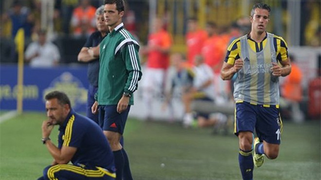 Van Persie cay cú vì phận dự bị ở Fenerbahce Van Persie (phải) hậm hực ra mặt khi phải chờ đợi cơ hội vào sân từ ghế dự bị, điều không hề tương xứng với vị thế ngôi sao số một của anh ở Fenerbahce. Ảnh: Burak Kara.