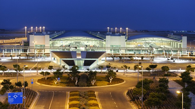 Hai mẹ con 'định cư' ở sân bay cả năm trời Sân bay Larnaca, Cyprus. Ảnh: Wikipedia
