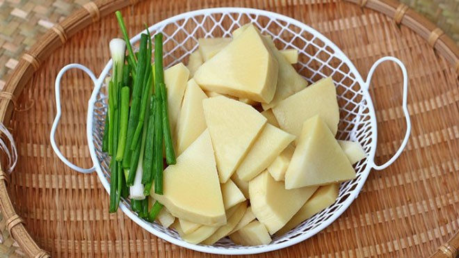 Cách loại bỏ độc tố ở măng tươi Măng tươi bóc vỏ luộc 2-3 lần để loại bỏ độc tố. Ảnh: H. Thư.