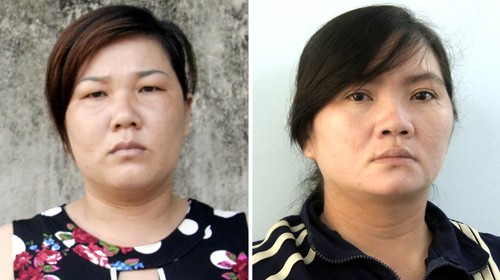 Hai người đàn bà cướp hơn 400 tờ vé số Phượng và Quá tại công an. Ảnh: X.N