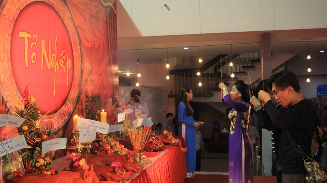 Giỗ Tổ nghề sân khấu Các nghệ sĩ dâng hương trước bàn thờ Tổ