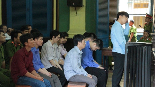 Nổi máu 'đại bàng' đánh chết người trong trại giam Bị cáo Hoài (đứng) và các bị cáo khác. Ảnh T.Châu