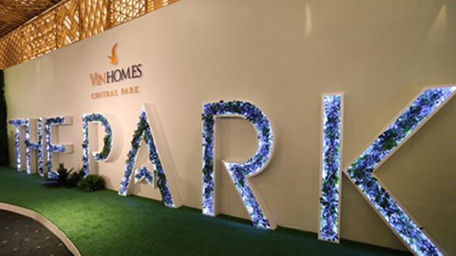 Công bố thông tin Quần thể The Park – Vinhomes Central Park Sự kiện được trang trí bằng những mảng tường xanh mướt