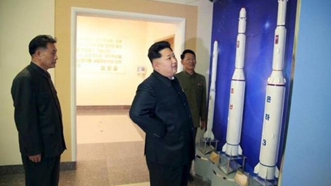 Triều Tiên quyết phóng vệ tinh vào tháng 10 Lãnh đạo Triều Tiên Kim Jong-un hôm 3/5 thị sát một trung tâm chỉ huy vệ tinh mới được xây dựng ở Bình Nhưỡng. Ảnh: Reuters