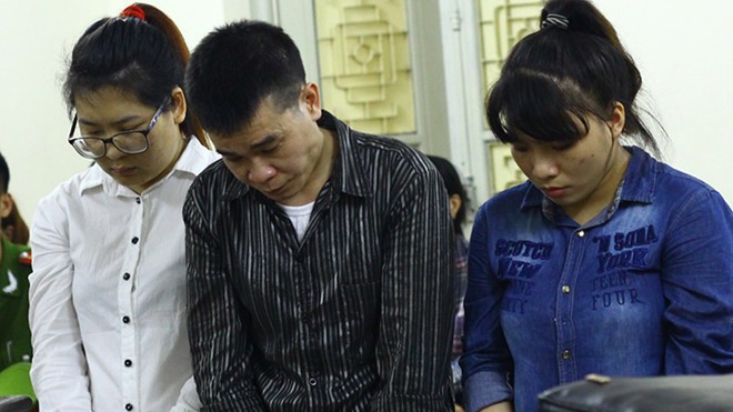 Cô gái 9X tổ chức 'tiệc đập đá' trong nhà nghỉ Bị cáo Thủy (áo xanh) và đồng phạm hầu tòa. Ảnh: H.L.