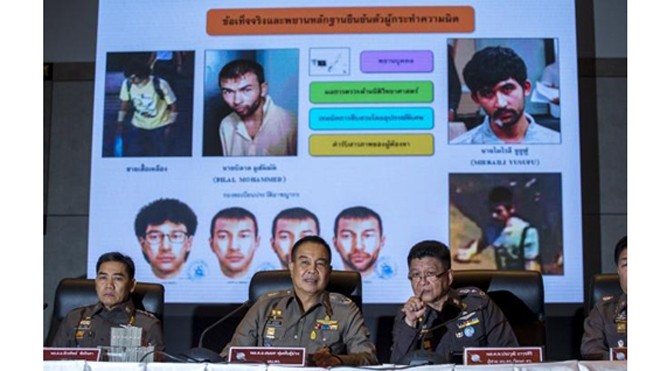 Đánh bom kinh hoàng ở Bangkok liên quan đến nạn buôn người Cảnh sát trưởng Thái Lan Somyot Pumpanmuang (giữa) trong buổi họp báo hôm qua tại trụ sở Cảnh sát Hoàng gia Thái Lan ở thủ đô Bangkok. Ảnh: Reuters.