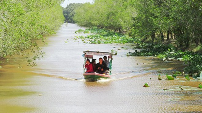 Bốn 'lão khùng' chế thuyền du lịch năng lượng mặt trời Thuyền chạy bằng năng lượng mặt trời được đưa vào sử dụng tại khu du lịch Tràm Chim (Đồng Tháp). Ảnh: NVCC.