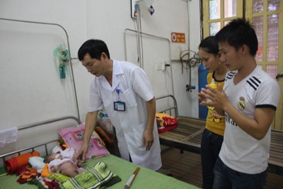 Bé trai suýt chết vì người nhà tắm quên không làm vệ sinh rốn Bé M đang được điều tại Bệnh viện Sản Nhi Nghệ An