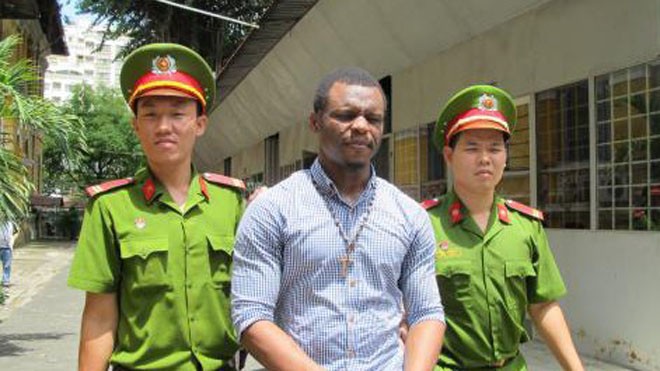 Hàng loạt quý bà Sài Gòn rơi vào cảnh 'tiền mất tình không' Okoye Uchenna (SN 1977, quốc tịch Nigeria) đã từng lừa hàng loạt quý bà Sài Gòn với hình thức "tặng quà".