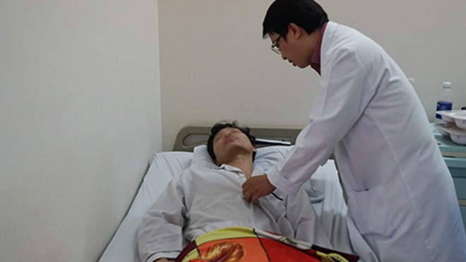 Vung dao mổ lợn truy sát đồng nghiệp Bệnh nhân đang được điều trị tại bệnh viện. Ảnh: Trần Ngoan.