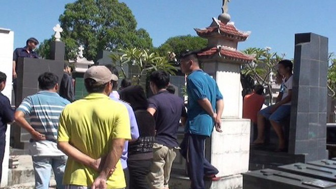 Phát hiện người đàn ông treo cổ trên ngôi mộ cao 3m Người dân phát hiện vụ việc trong nghĩa trang