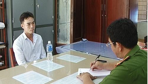 Đối tượng giết đồng nghiệp ra đầu thú sau gần 3 ngày lẩn trốn. Đối tượng Nguyễn Đức Duy tại cơ quan Công an.