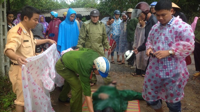 Phó giám đốc chi nhánh ngân hàng chết thảm dưới cống Cơ quan chức năng khám nghiệm hiện trường vụ việc. Ảnh: Hải Châu