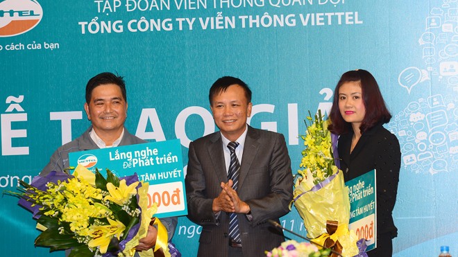 Viettel 'lắng nghe', khách hàng lĩnh cả trăm triệu đồng Lê Hữu Hiền, Phó Tổng giám đốc Tổng Cty Viễn thông Viettel trao giải thưởng “Tâm huyết” cho các khách hàng đạt giải
