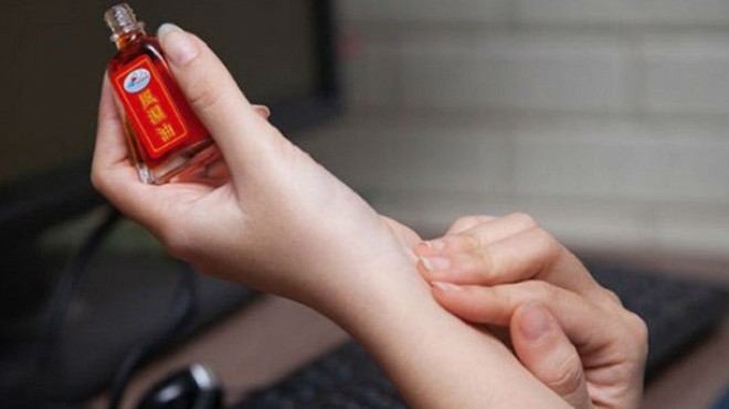 Tác hại đáng sợ khi cho trẻ dùng dầu gió sai cách Dùng dầu gió sai cách có thể nguy hiểm tính mạng. Ảnh minh họa