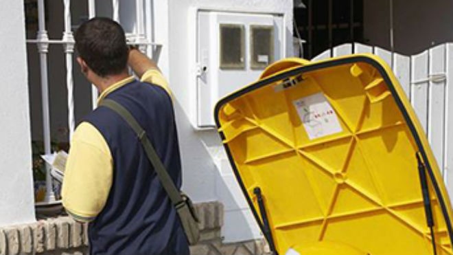 Bị bắt vì ăn cắp 3.200 lá thư trong hơn một thập kỷ Một người đưa thư tại Tây Ban Nha. Ảnh: Alamy