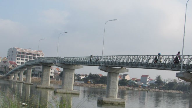 Cầu Cẩm Kim nối 'ốc đảo' nghèo với phố Hội Cầu Cẩm Kim.