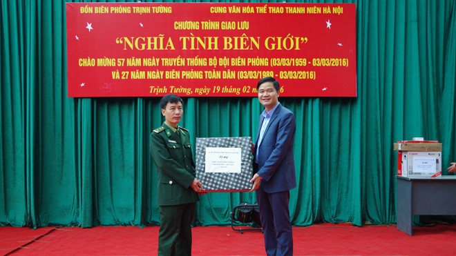 Thắm tình quân dân bên cột mốc Giám đốc Cung văn hóa thể thao thanh niên Hà Nội tặng máy tính cho đồn Biên phòng Trịnh Tường