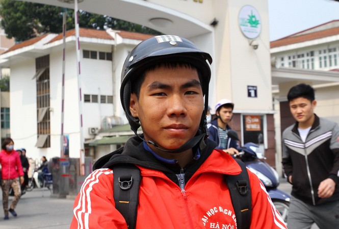 Nam sinh viên nghèo chạy xe ôm giúp bạn chữa trọng bệnh Quý vừa học vừa chạy xe ôm giúp bạn chữa trọng bệnh (Ảnh: P . Bình)