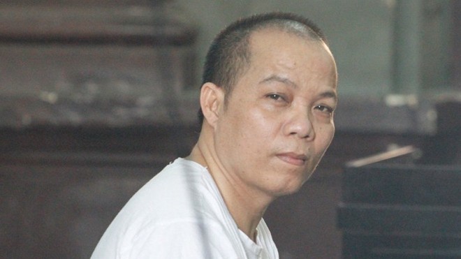 Cha dượng dùng kẹo dụ 2 con riêng để hiếp dâm Trần Văn Tiền tại phiên tòa ngày 24/2. Ảnh: Tân Châu