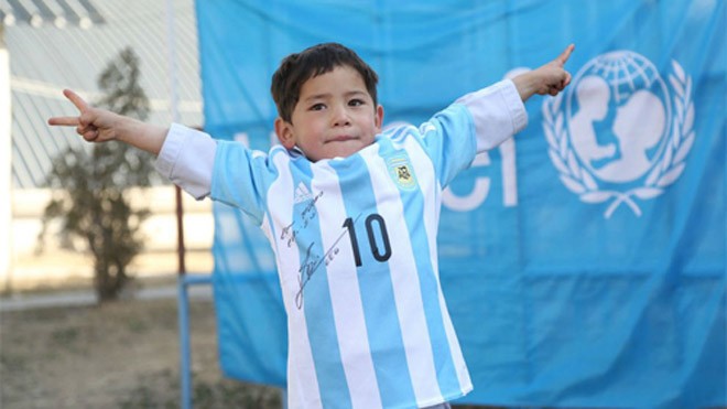 Messi giúp cậu bé người Afghanistan hoàn thành giấc mơ Murtaza và món quà mới. Ảnh: Reuters