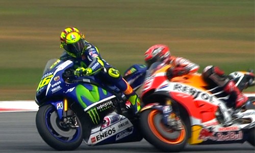 Valentino Rossi: 'Marquez là kẻ phản bội và dối trá' Valentino Rossi (xe xanh) trong pha co chân đạ ngã Marquez ở Sepang mùa trước.