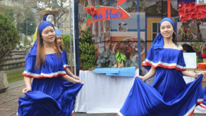 Tưng bừng 'Những sắc màu văn hóa' ở đại học Ngoại ngữ Sinh viên tái hiện điệu nhảy truyền thống của đất nước Haiti.