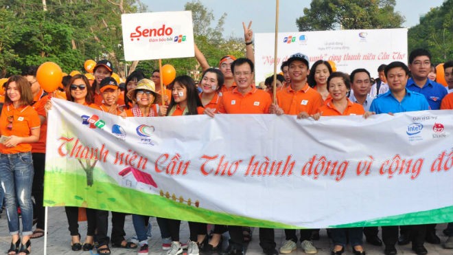 Hơn 1.000 người đi bộ hưởng ứng Chủ nhật xanh Đi bộ diễu hành quanh trung tâm thành phố