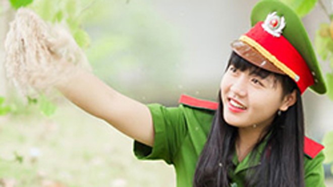 Thủ khoa 'hot girl' trường Cảnh sát chia sẻ bí kíp học thi khối C Đinh Thị Mỹ Châu, thủ khoa khối C năm 2015 của Học viện Cảnh sát nhân dân. Ảnh: Hải Anh.