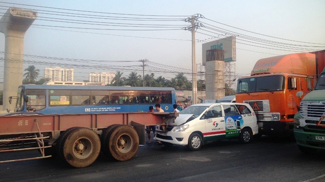 Ba ô tô tông liên hoàn, xa lộ Hà Nội kẹt xe nghiêm trọng Hiện trường tai nạn.