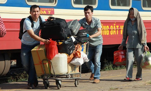 Hàng trăm tấn hàng ùn ứ tại ga Sóng Thần vì sập cầu Ghềnh Sự cố sập cầu Ghềnh không chỉ ảnh hưởng tới việc di chuyển hành khách mà còn gây ùn tắc hàng hóa vận chuyển qua đường sắt. Ảnh: Hải Hiếu.