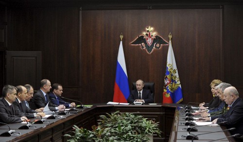 Những nước cờ để ngỏ của Putin ở Syria Ông Putin chủ trì cuộc họp với các quan chức cấp cao Nga. Ảnh: Reuters