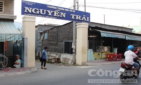 Thầy giáo bị kỷ luật vì lòn tay qua nách chỉ bài học sinh Trường Nguyễn Trãi- nơi thầy T. làm việc - Ảnh: Nguyễn Nhân