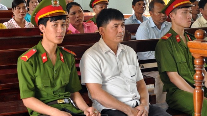 Hoãn xét xử Viện trưởng Viện kiểm sát gây tai nạn liên hoàn Bị can Hùng (áo trắng) tại phiên tòa