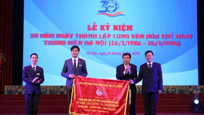 Khẳng định vai trò địa chỉ đỏ của thanh niên Đồng chí Nguyễn Mạnh Dũng, Bí thư Thường trực T.Ư Đoàn trao tặng bức trường tới Cung VHTTTN Hà Nội.