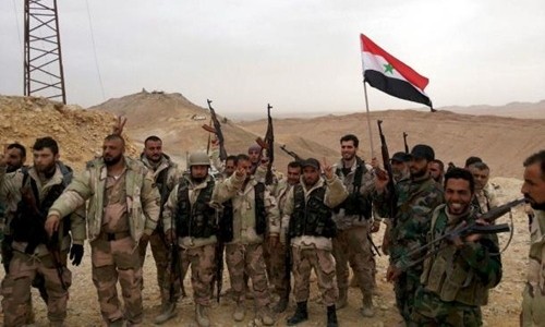 Thắng lợi ở Palmyra thắt chặt thòng lọng quanh cổ IS Lực lượng thân chính quyền Tổng thống Syria Bashar al-Assad hôm 26/3 cắm cờ Syria tại khu vực rìa thành cổ Palmyra. Ảnh: Reuters