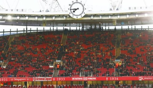 CĐV Arsenal trả vé, giăng biểu ngữ đòi sa thải Wenger Rất nhiều ghế trống tại Emirates tối 21/4. Ảnh: AFP.