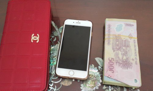 Nam sinh nổi lòng tham khống chế thai phụ Tang vật vụ án. Ảnh: Phương Linh.