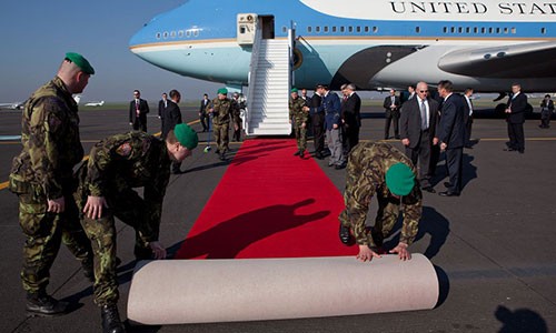 5 chuyên cơ đoàn Tổng thống Mỹ Obama sẽ đến Việt Nam Chuẩn bị đón Tổng thống Mỹ bước xuống máy bay Air Force One tại Cộng hòa Séc.