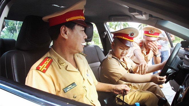 Cậu bé ung thư ở Đà Nẵng lần thứ 2 được khoác áo CSGT Câu chuyện "Một ngày làm CSGT" của cậu bé ung thư Đỗ Tuấn Dũng đã khiến nhiều người xúc động trong suốt thời gian qua.