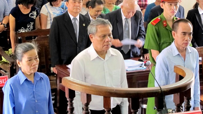 Nguyên Tổng giám đốc MTV lãnh 10 năm tù 3 bị cáo Phúc, Lạc và Danh (trái sang) tại phiên tòa. Ảnh: Tân Châu
