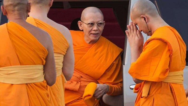 2.200 binh sĩ Thái chờ vây bắt sư trụ trì bị nghi tham nhũng Sư trụ trì Phra Dhammachayo. Ảnh: Reuters