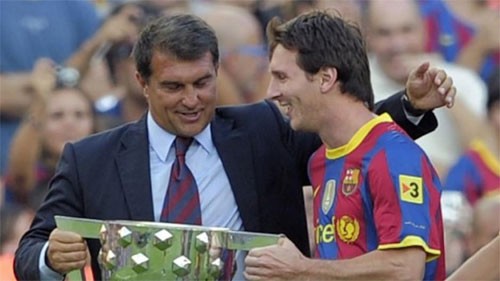 Laporta: 'Nghi án trốn thuế là chiêu trò để đẩy Messi khỏi Barca' Laporta và Messi khi còn cùng làm việc chung tại Barca. Ảnh: Reuters